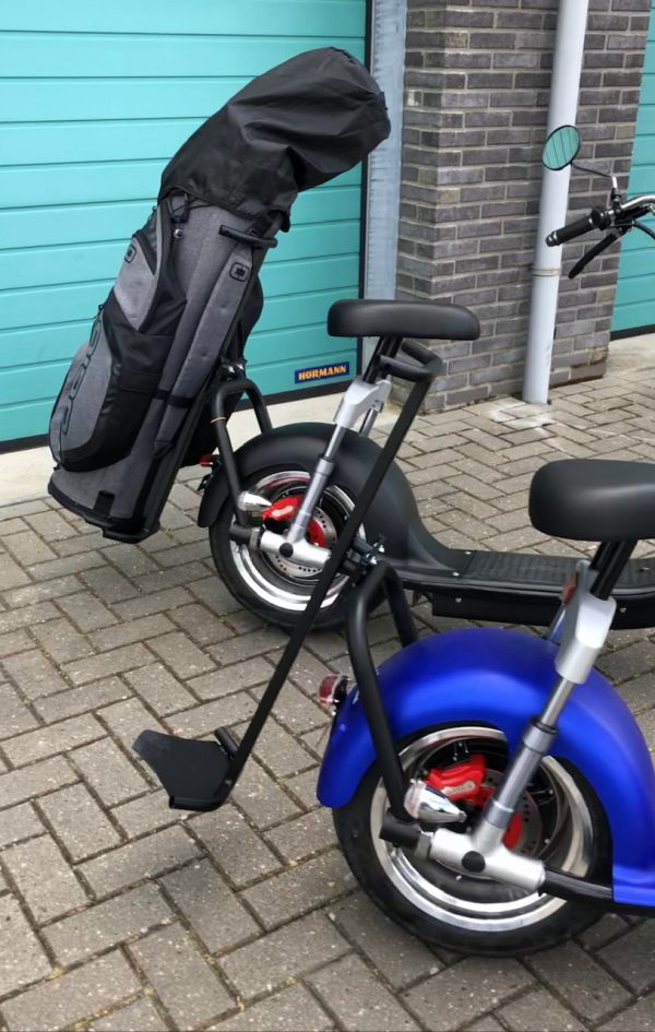 Electrische scooter met golftashouder