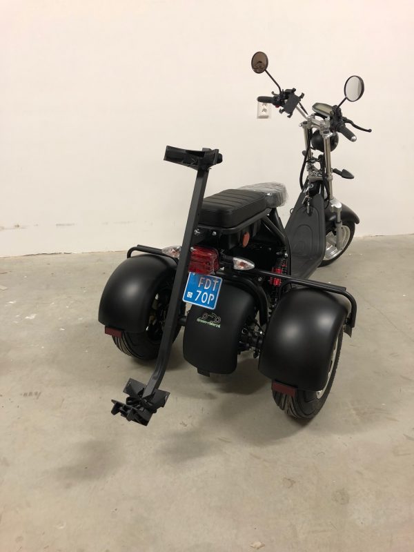 Electrische 3-wheel scooter met golftashouder
