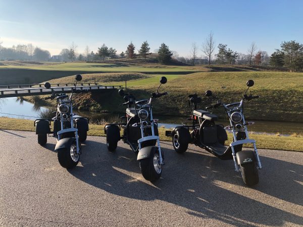 Electrische 3-wheel scooter met golftashouder