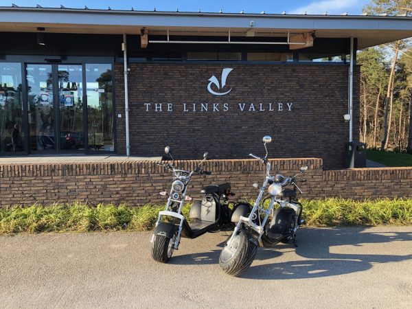 Electrische 3-wheel scooter met golftashouder